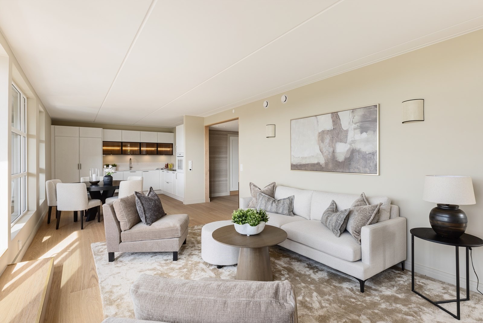 Stue, spisestue og kjøkken er i åpen løsning med praktisk inndeling mellom sonene. Galleribilde