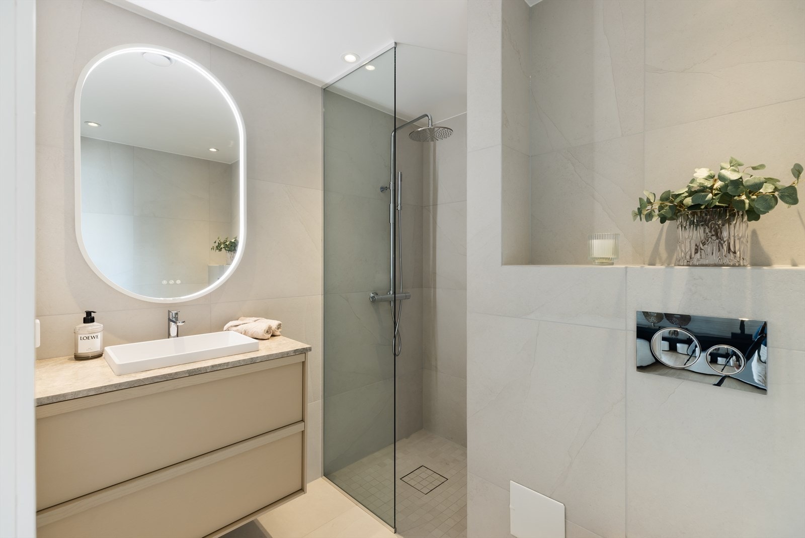 Baderom 2 holder samme høye kvalitet på materialer og utstyr. Galleribilde