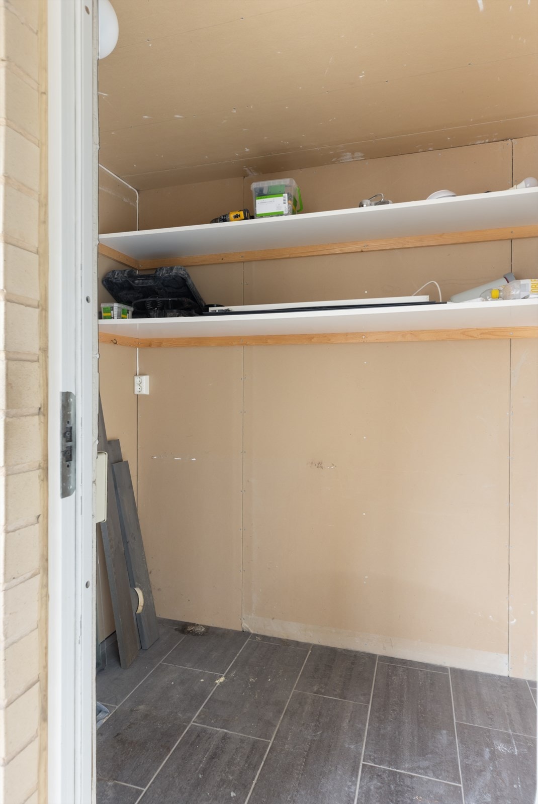 Utvendig bod på terrasse. Galleribilde