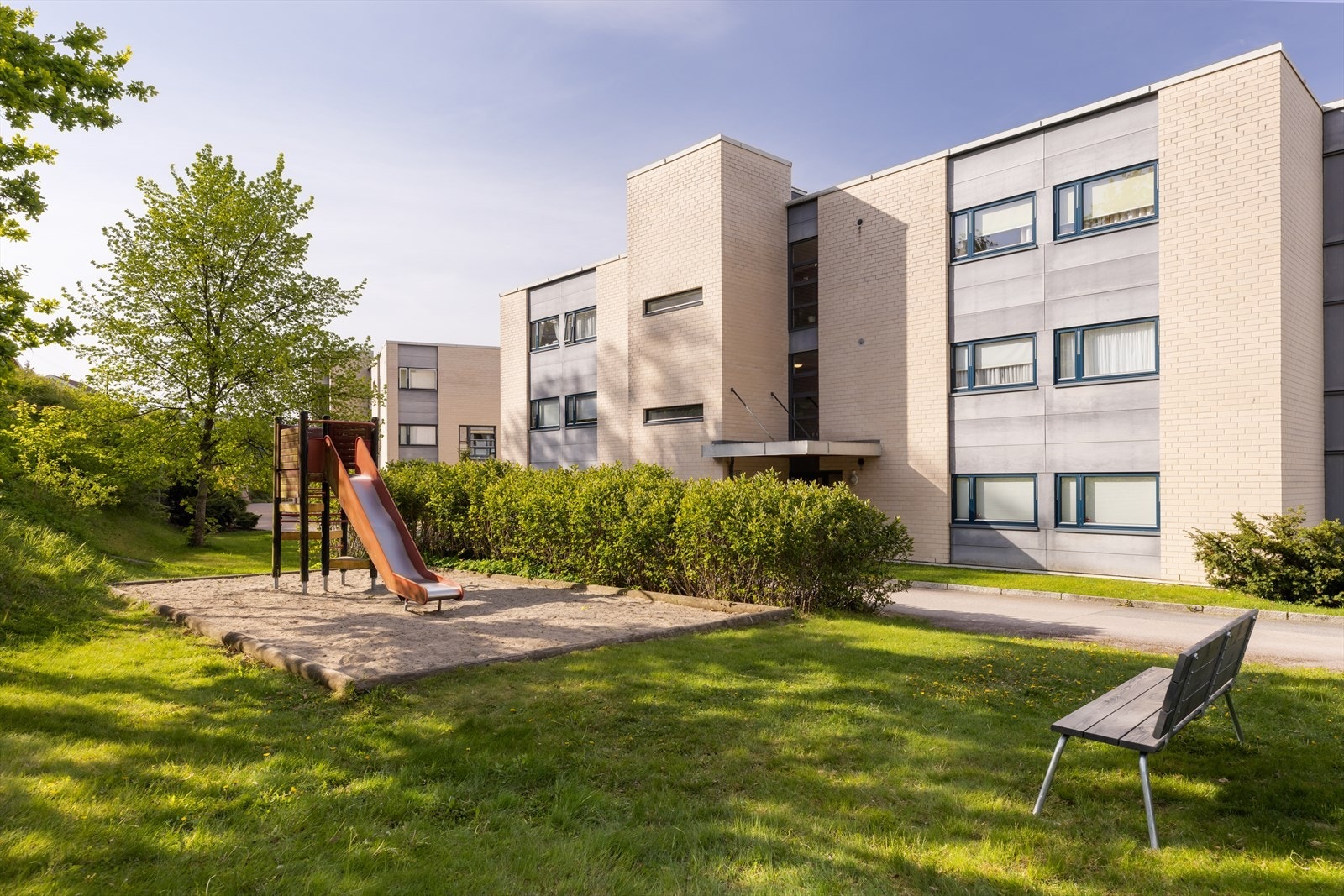 Flott fasade i bygg med kun 6 leiligheter i hvert. Det er 7 gjesteparkeringer i garasjekjeller og 4 utendørs hvor gjester kan parkere i inntil 3 døgn. Galleribilde