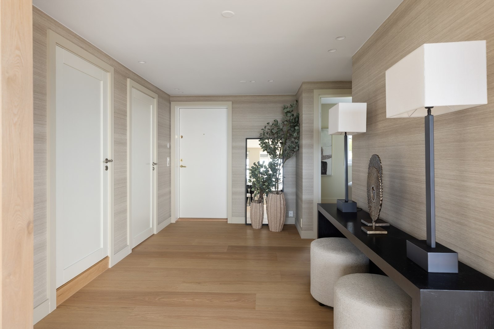 Leiligheten er totalrenovert til den høyeste standard i materialer og utstyr. Her kan vi trygt si at du kan flytte rett inn! Galleribilde