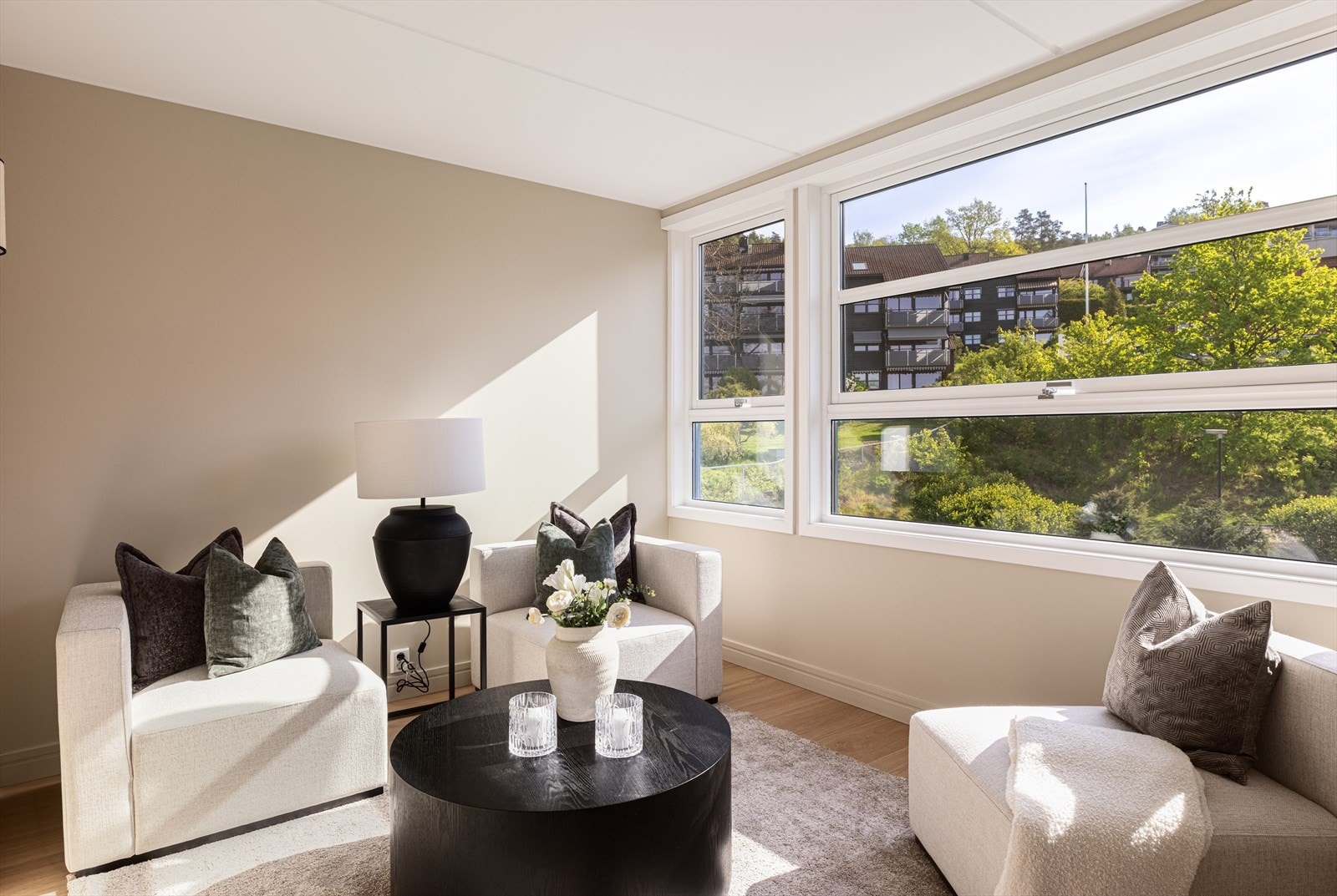 Bibliotek/TV-stue med store vinduer. Dette rommet kan også gjøres om til et soverom nummer 3. Galleribilde