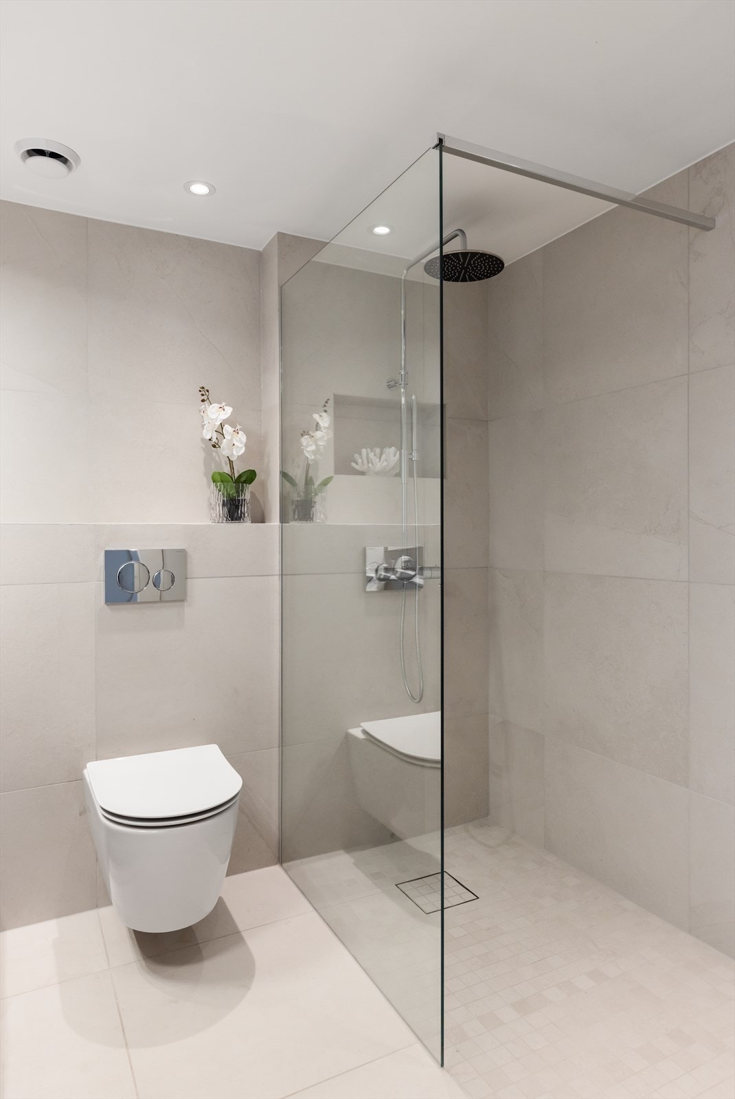 Dusjnisje med glassvegg laget på mål for en perfekt finish. Galleribilde