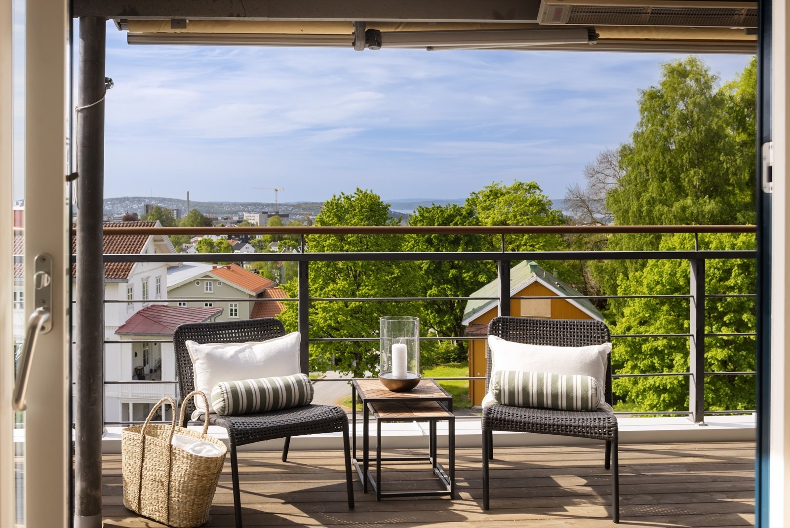 Fantastisk utsikt som bør oppleves på visning. Her har man flot utsyn til Oslofjorden og det er flotte grøntarealer og lave bebyggelse i front. Galleribilde