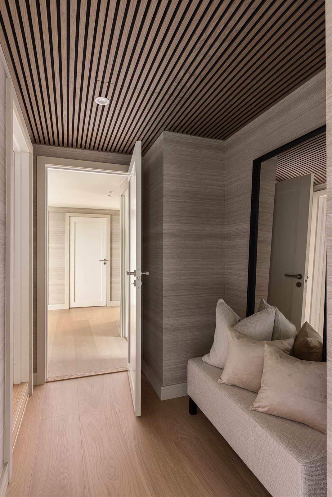 Her er det laget plass i nisje til garderobeskap 150x60 cm. Spiletak med innfelt downlights i himling. Galleribilde