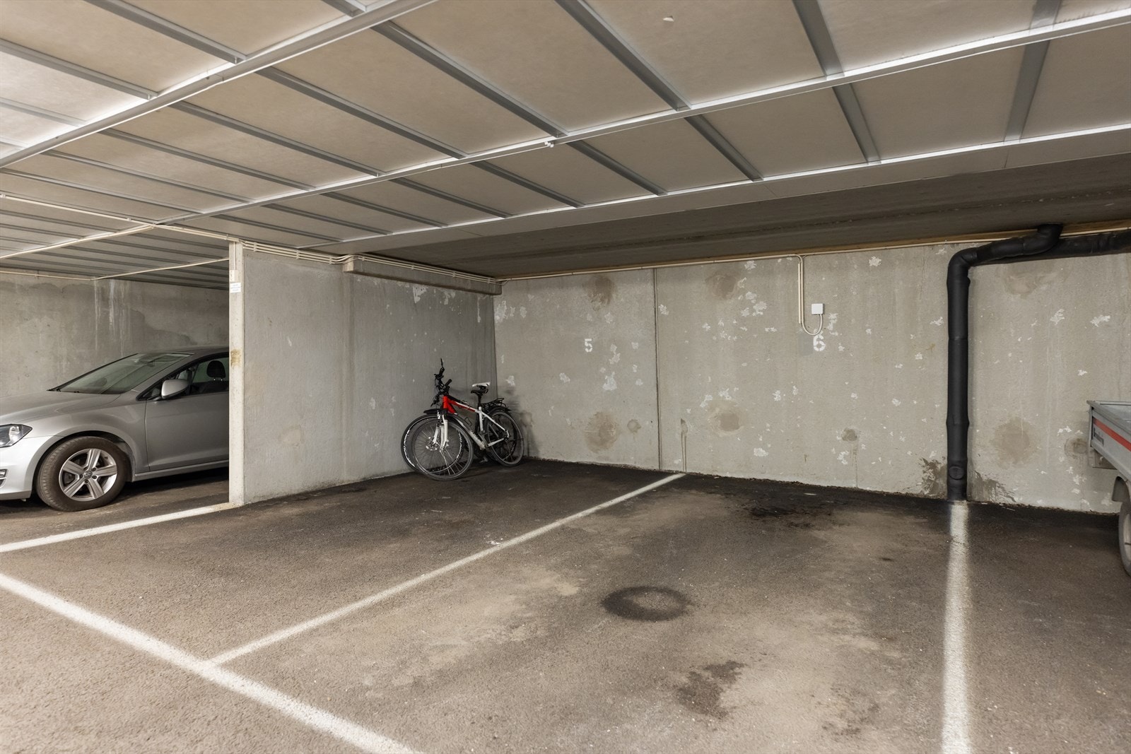 Leiligheten har 2 garasjeplasser som følger med. Galleribilde