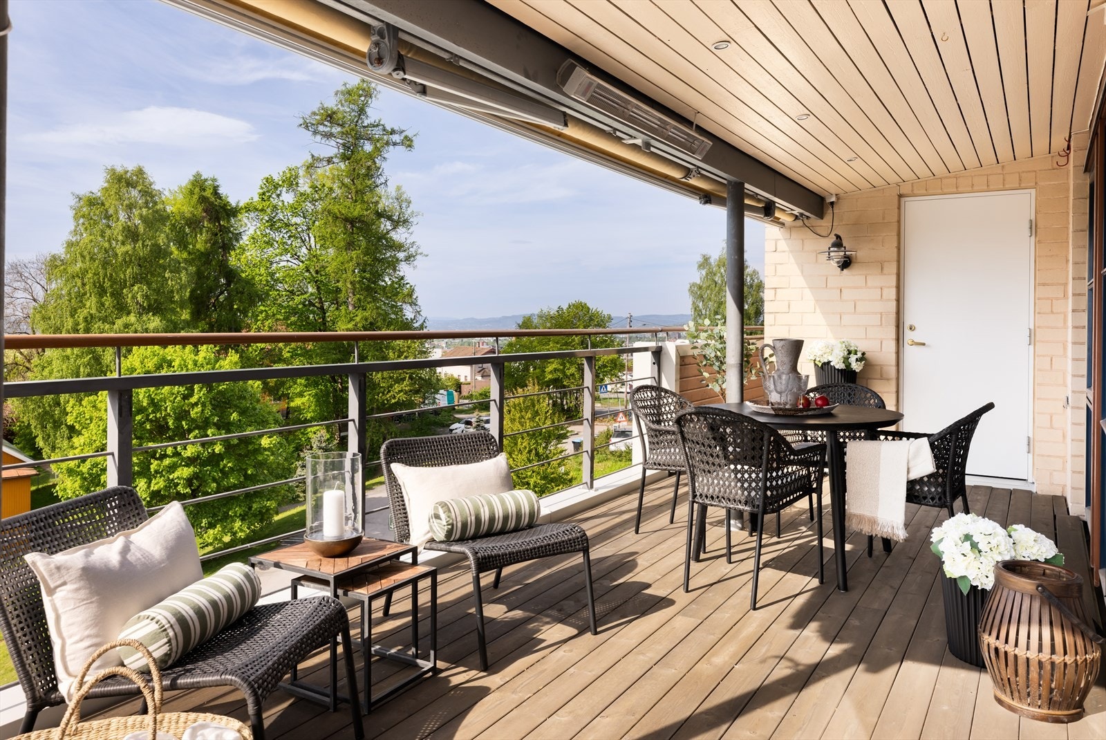 Inngang til praktisk bod, perfekt til puter og utemøbler m.m. Galleribilde