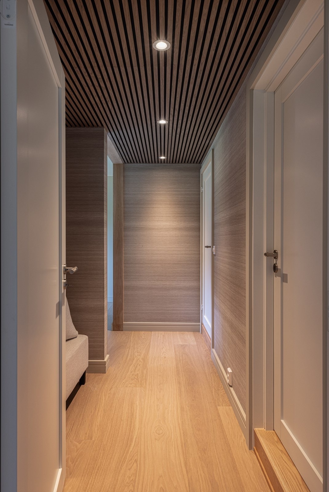 Flott masteravdeling med hovedsoverom, en-suite baderom, vaskerom og nisje for garderobeskap. Galleribilde