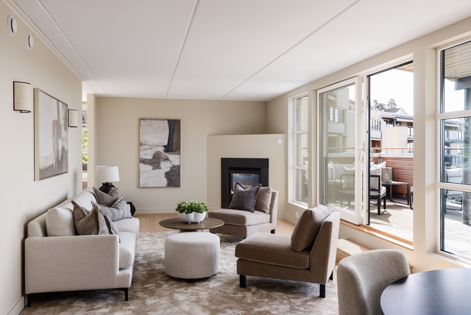 Stue med god plass til sofasone med praktisk gasspeis i hjørnet. Inngang til bibiliotek/TV-stue. Dette rommet kan også gjøres om til et soverom nummer 3. Galleribilde