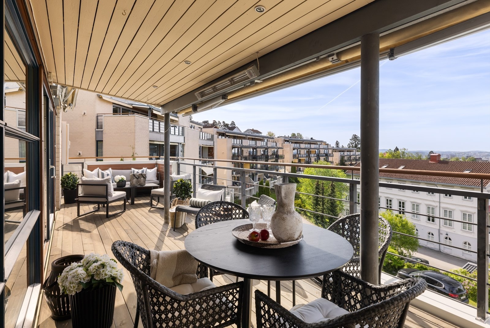 Terrassen har dels overbygg og motorisert markise, samt utebelysning og varmelamper. Galleribilde