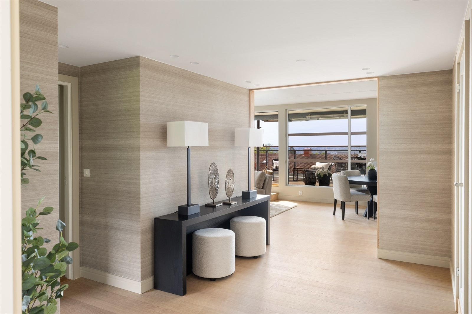 Flott inngangsparti med stor hall. Veggene er kledd i luksuriøs tapet og det er downlights i himling. Galleribilde