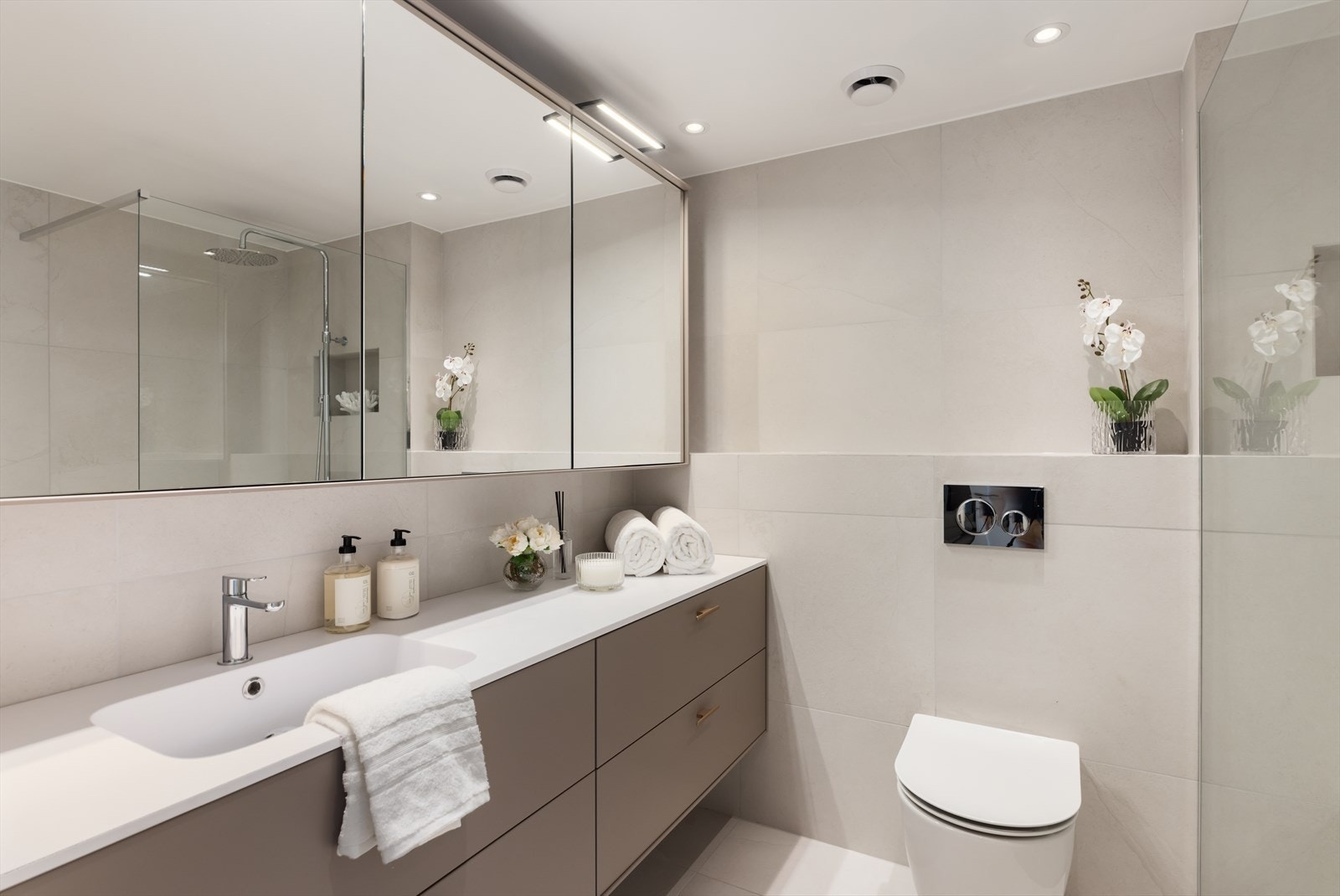 Rålekkert og delikat hovedbad med eksklusive fliser og innredning. Galleribilde