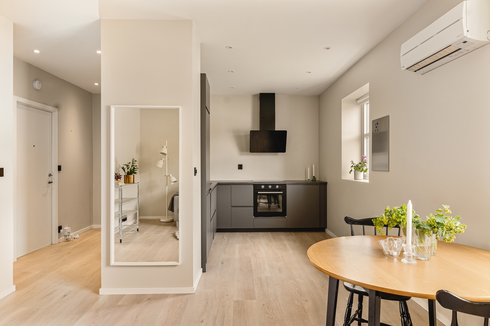 Leiligheten inneholder en åpen og sosial stue-/kjøkkenløsning med flott lysinnslipp og innfelte spotlights som skaper en lun og moderne atmosfære. Galleribilde