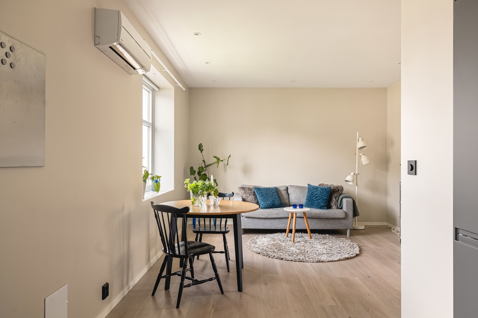 Planløsningen gir rom for både sofa- og spisegruppe. Galleribilde