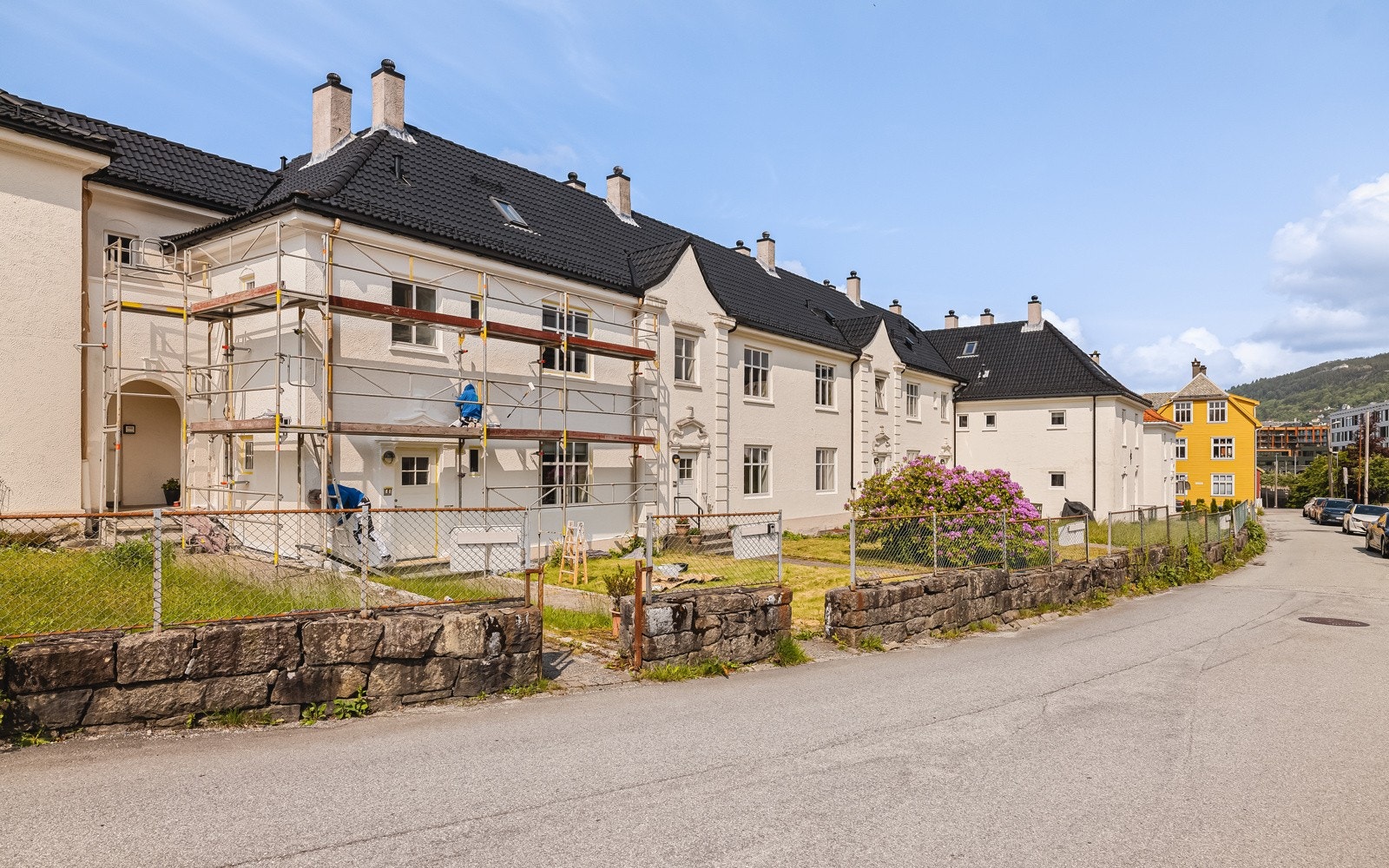 Velkommen til Finnbergåsen - her får du muligheten til å bo i et veletablert og fredelig boligområde med kort vei til både byliv og natur. Galleribilde