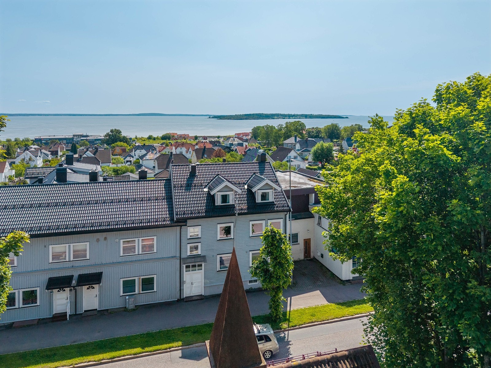 Det er kort vei til skoler, svømmehall, dagligvare og alle sentrumsfunksjoner. Galleribilde
