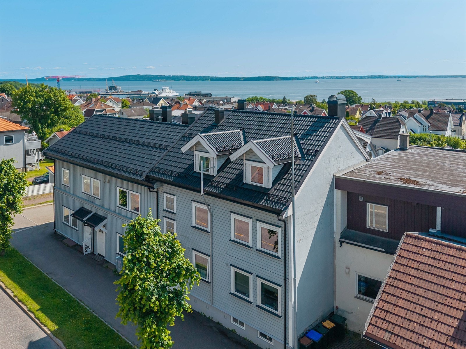 Leiligheten har bod i kjelleren. Det disponeres også 2 parkeringsplasser i bakgård. Galleribilde