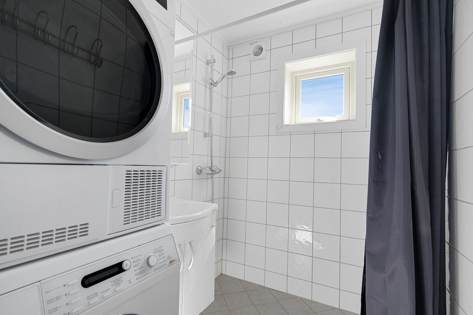 Pent, flislagt bad med varmekabler i gulv. Galleribilde