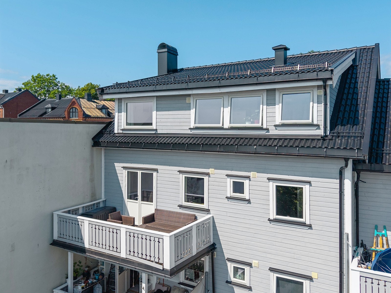 Leiligheten ligger i byggets 2.etasje og byr på: Stue/kjøkken, 2 soverom, bad, toalettrom og gang. Galleribilde