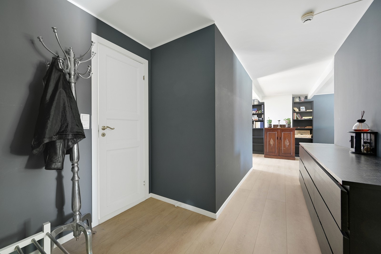Velkommen inn til en hyggelig og åpen entré med avsatt plass for garderobe, fra gangen kommer man videre inn i leiligheten. Galleribilde