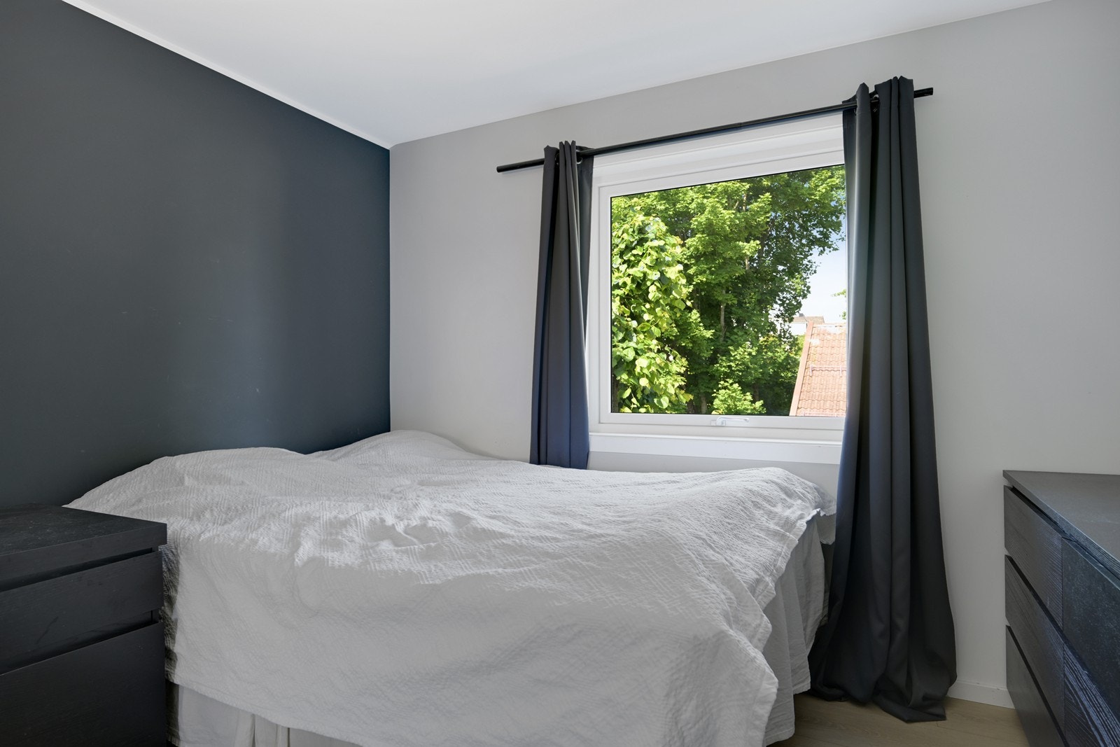 Hovedsoverommet har god plass til dobbeltseng, skrivepult og har skyvedørsgarderobe. Galleribilde
