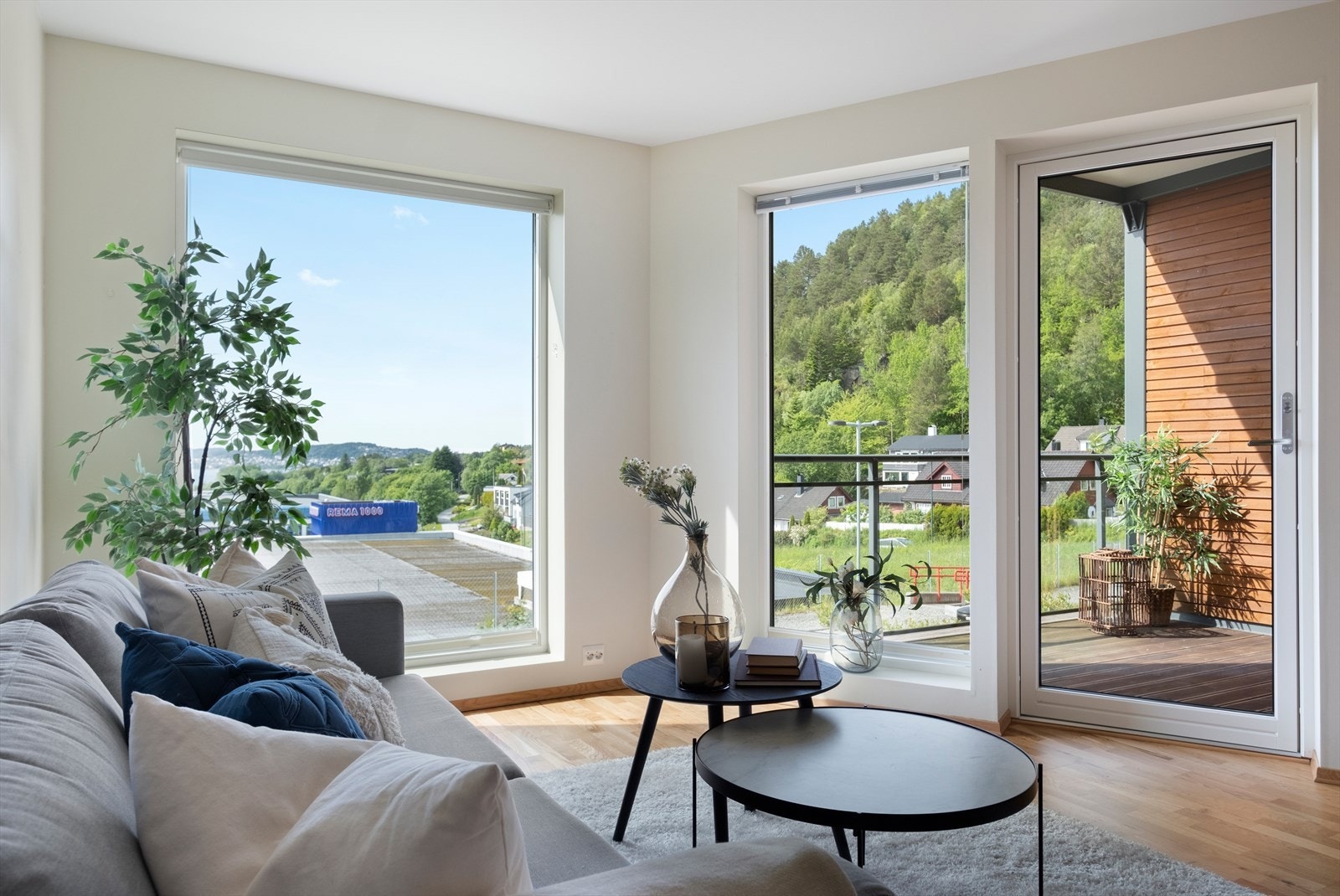 Utgang fra stuen til en solrik balkong Galleribilde