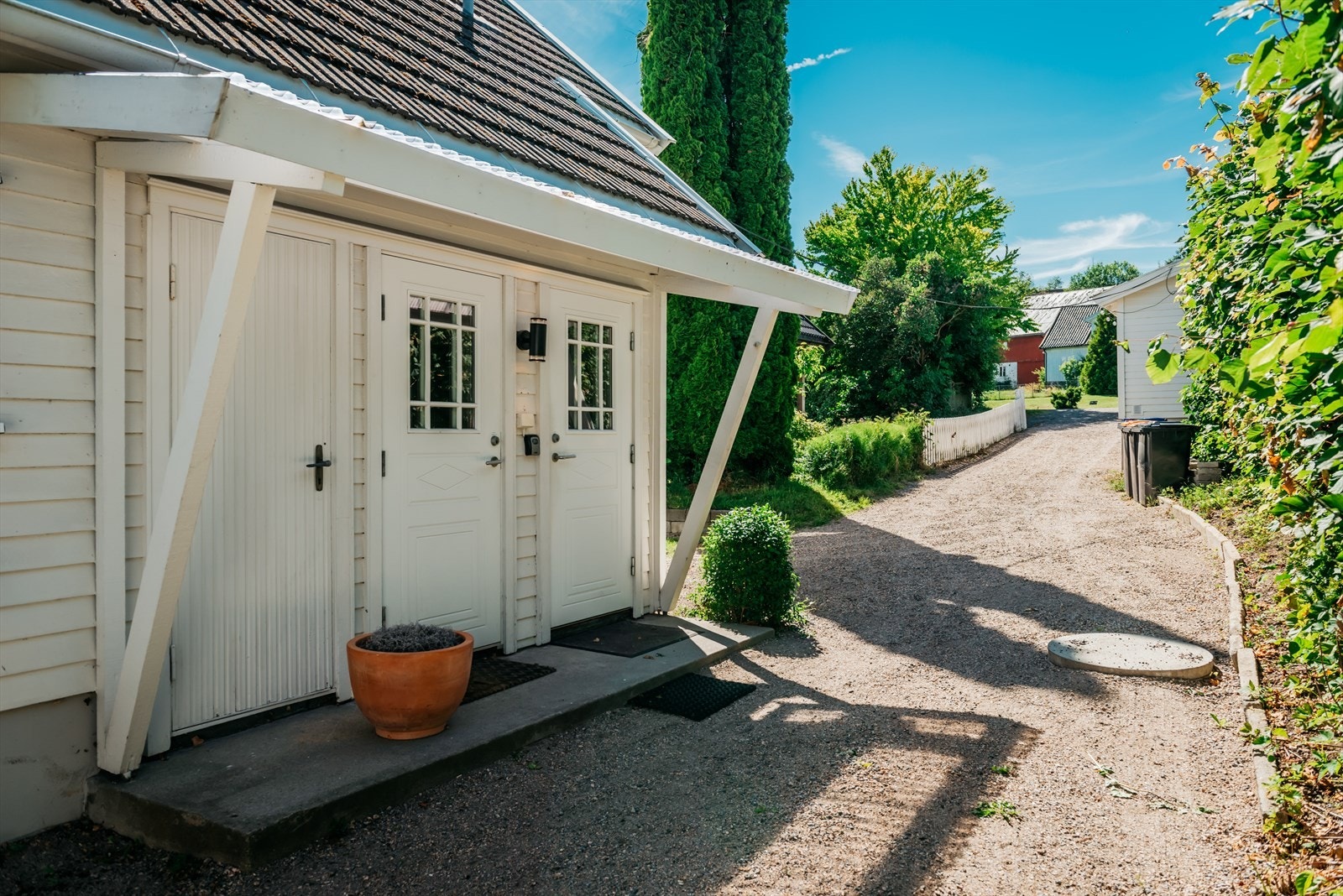 Innkjørsel med plass til en god del biler Galleribilde