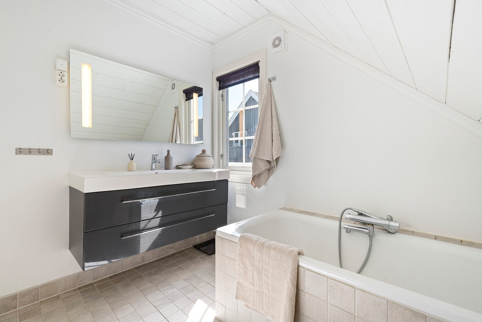 Sminkespeil på badet er behagelig om morgenen Galleribilde