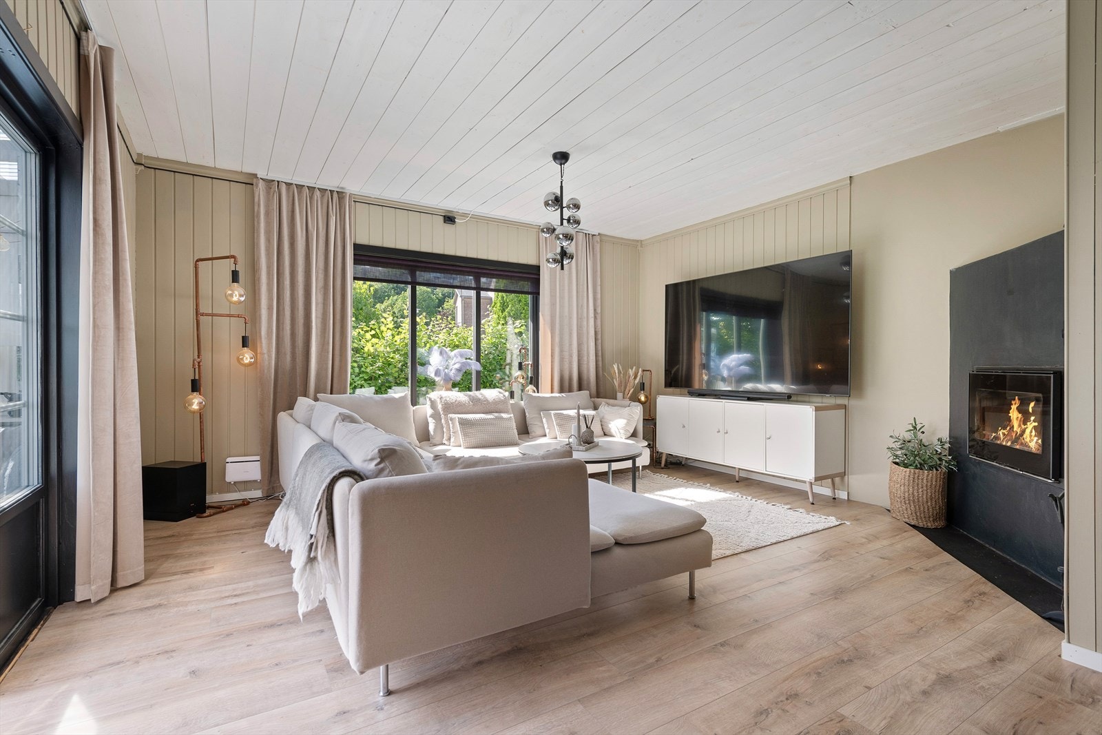 Stue med store vinduer og en deilig peis Galleribilde