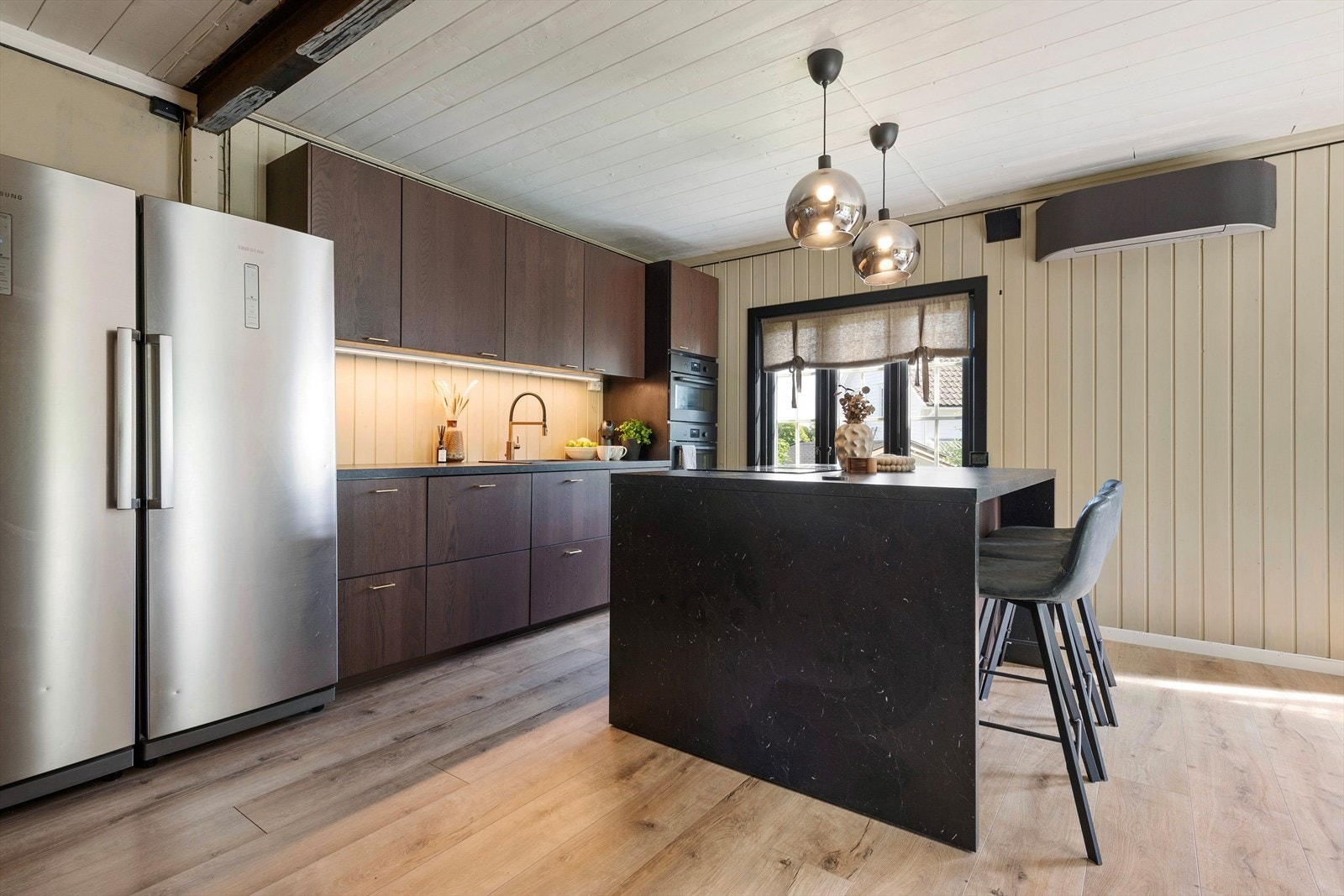 Moderne kjøkken som innbyder til kokkelering Galleribilde