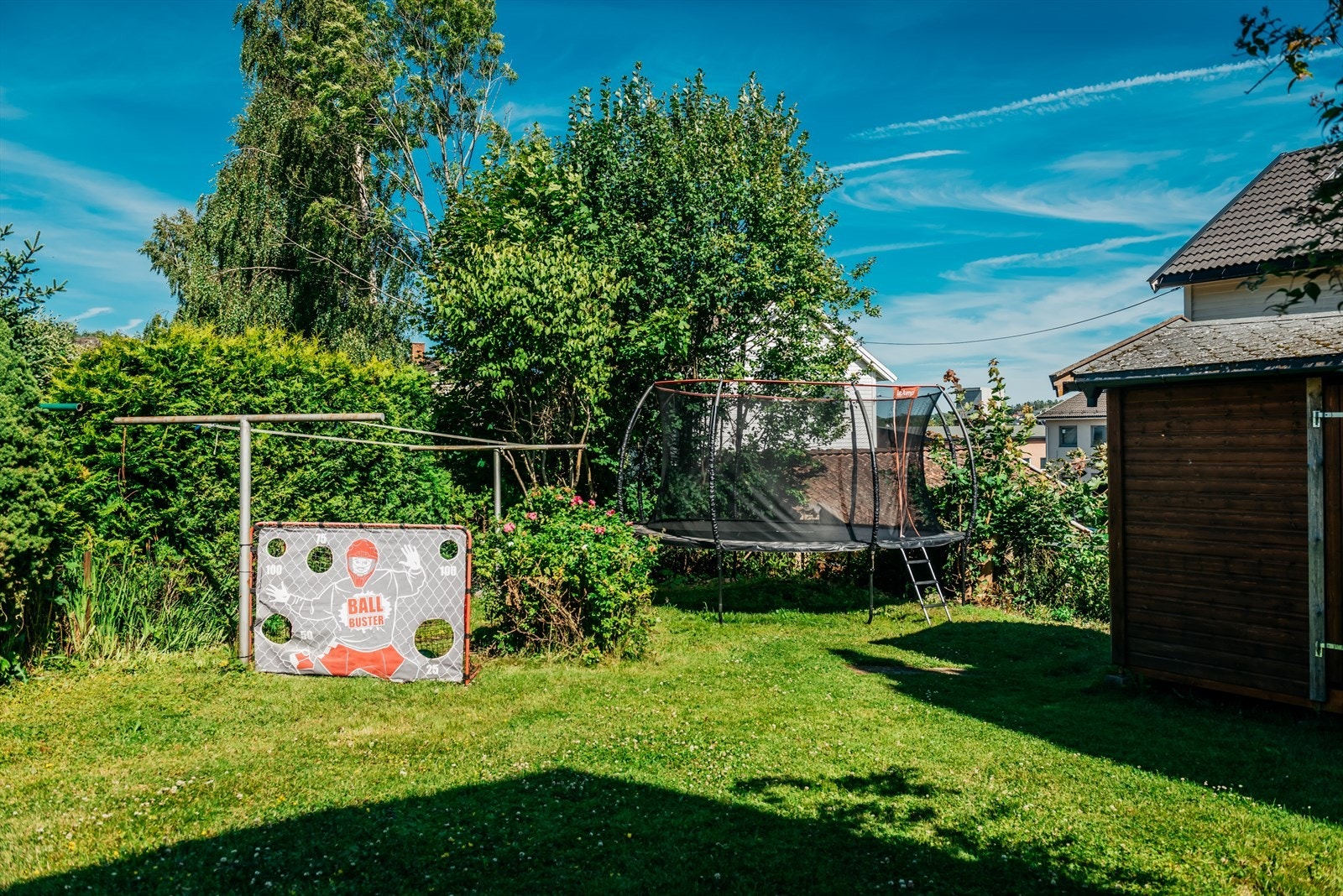 Det er en perfekt trampolineplass nederst i hagen Galleribilde