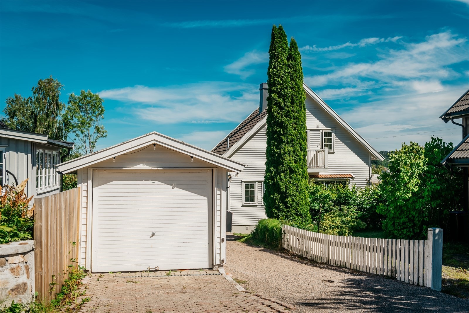 Veldig enkel garasje, men det er deilig med tak over bilen på vinterstid Galleribilde