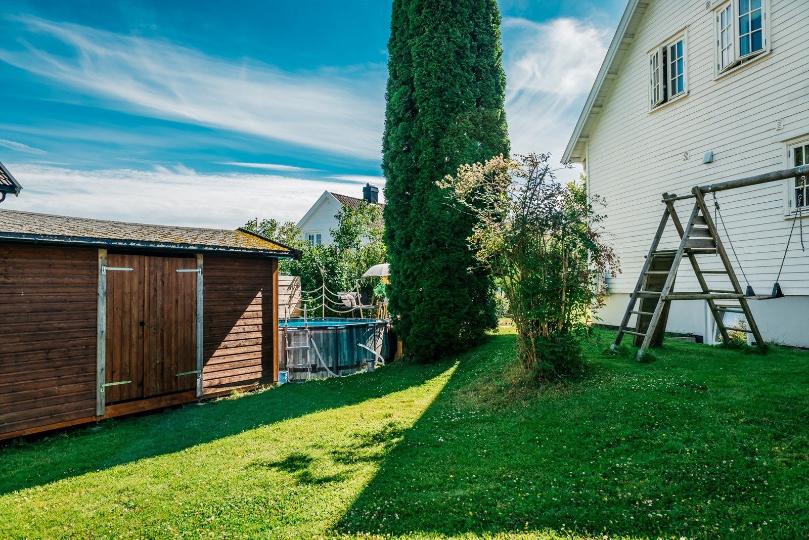 Relativt lettstelt hage Galleribilde