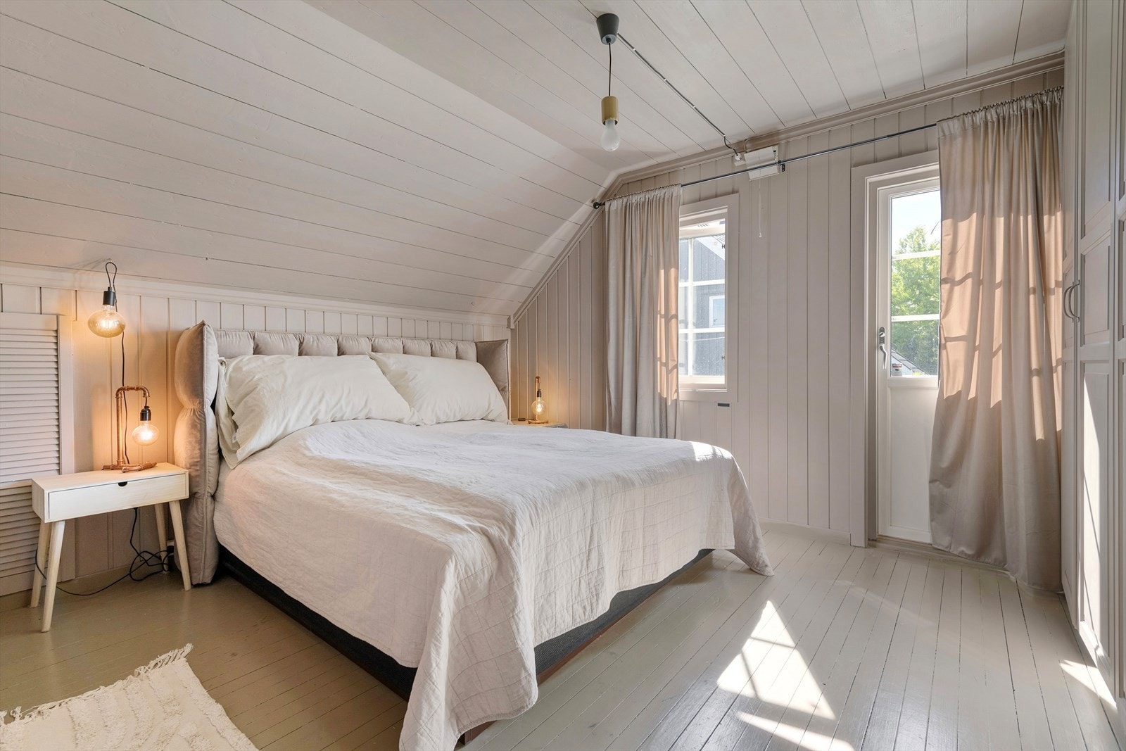 Hovedsoverommet med god plass og egen balkong Galleribilde