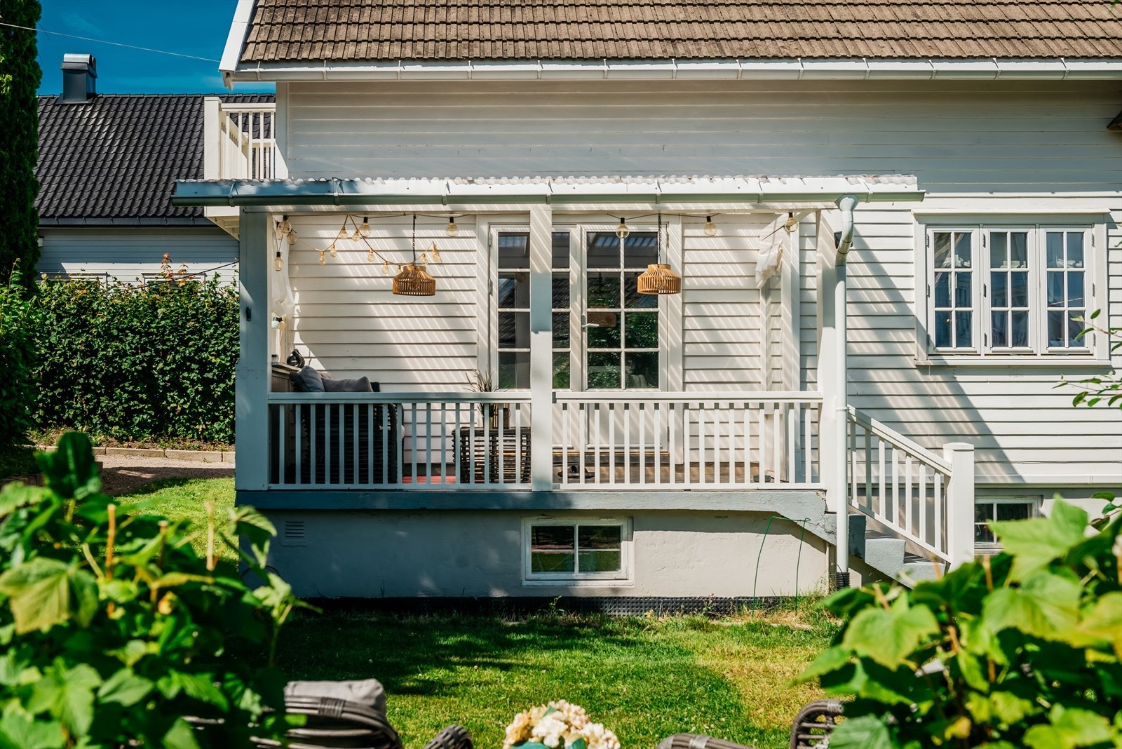 Terrassen ligger godt skjult for innsyn, her kan det inviteres til kveldshygge Galleribilde