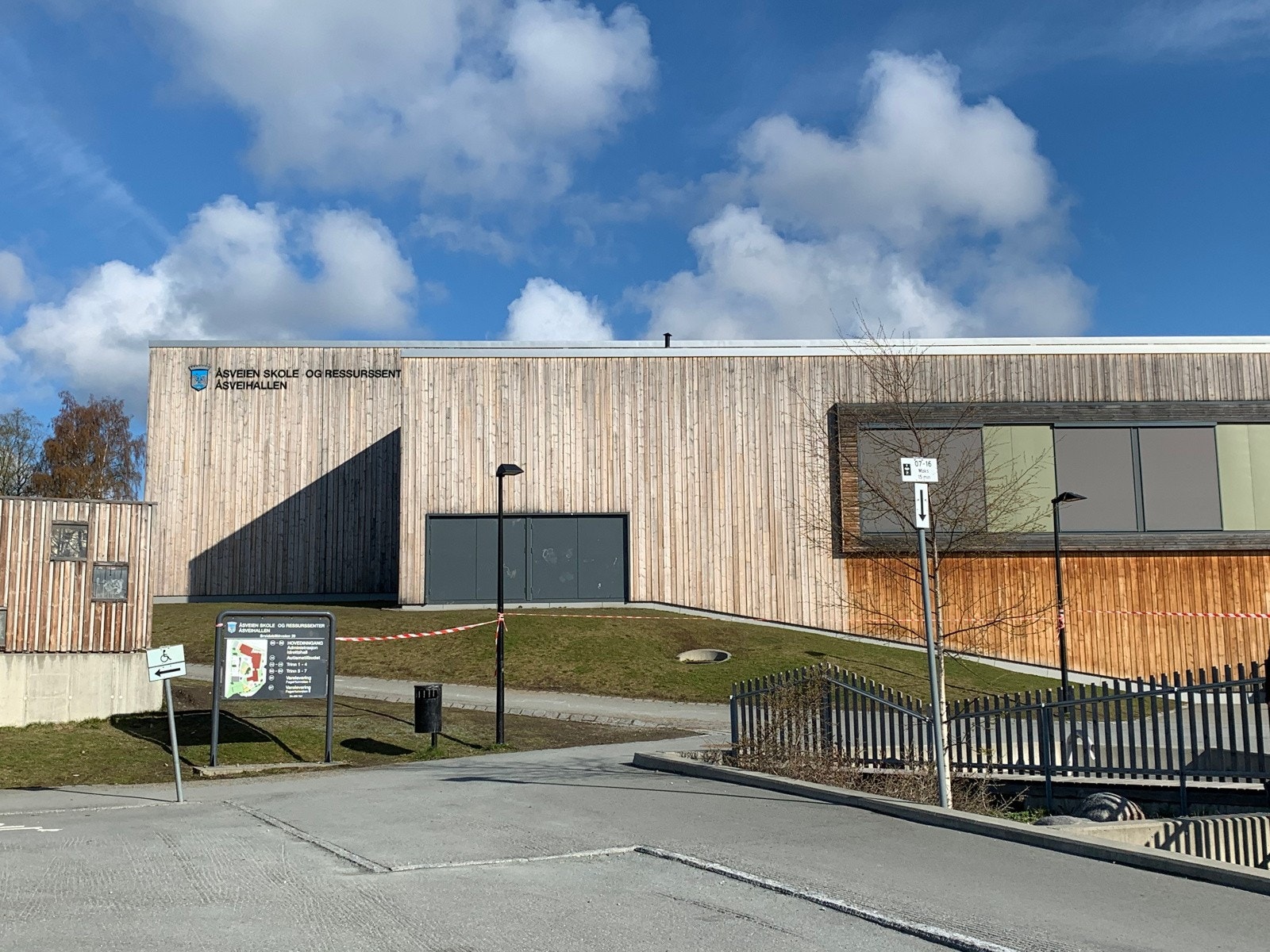 Nye Åsveien skole ligger kun 400 meters gange unna boligen. Galleribilde