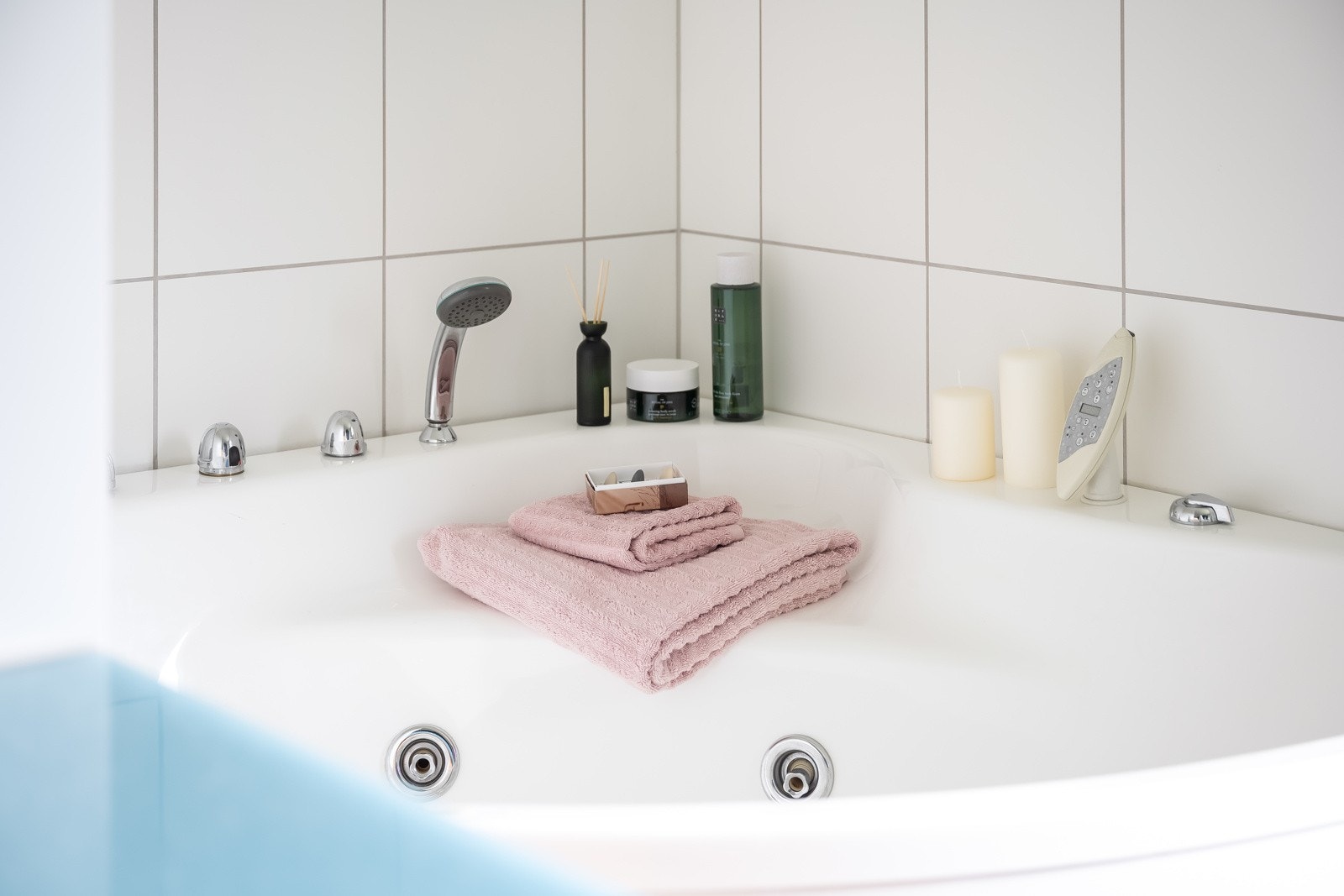 Badekaret er utstyrt med behagelig vannmassasje. Galleribilde