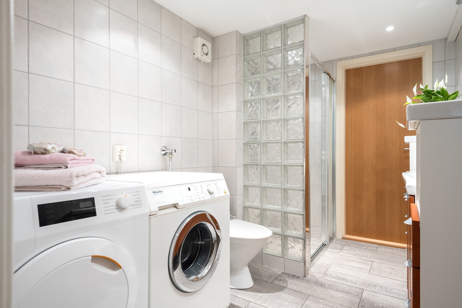 Bad/vaskerom i underetasje på 5,8 kvm. Galleribilde