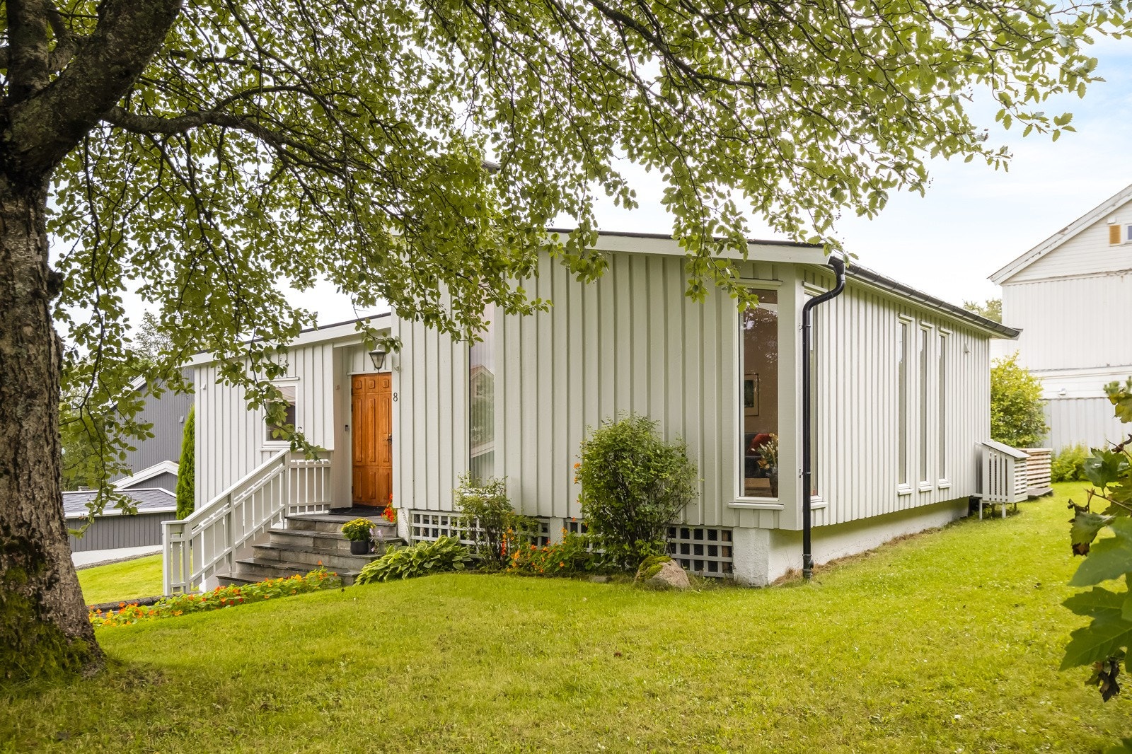 Eiendommen har egen tomt på 674 kvm med fine utearealer. Galleribilde