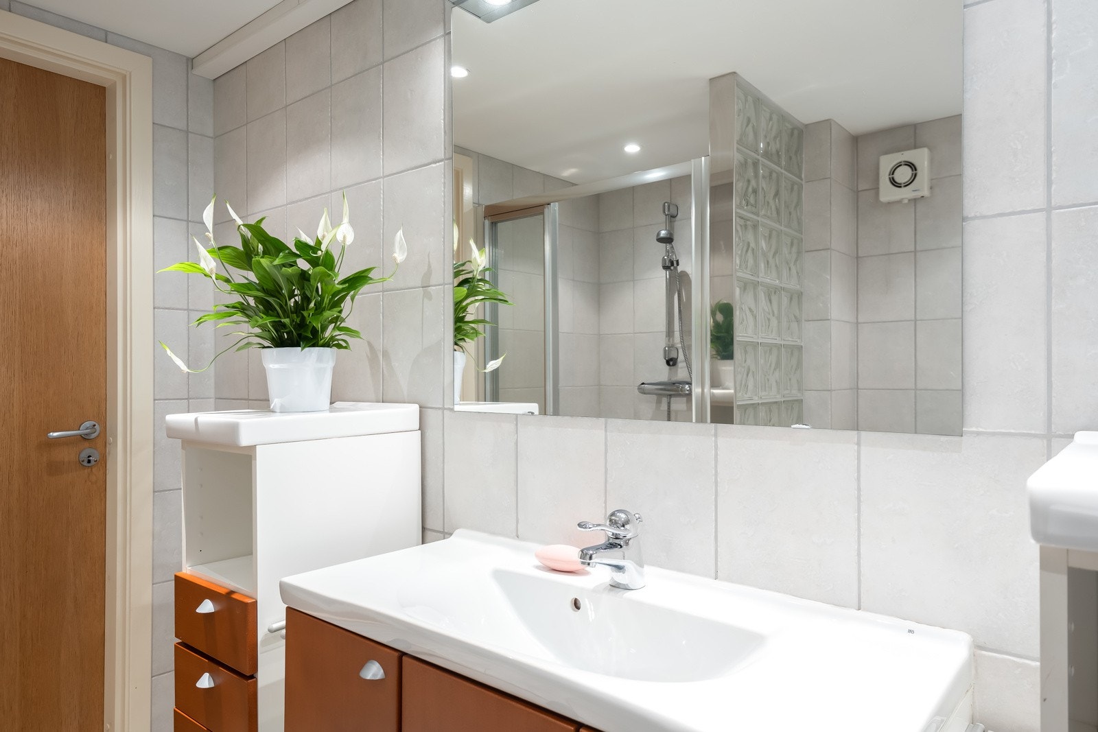 Begge badene i boligen er renovert i 2005. Galleribilde