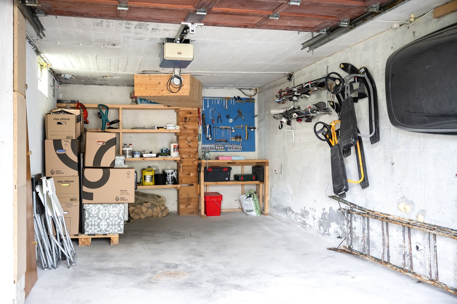 Garasje på 22 kvm i underetasjen. Galleribilde