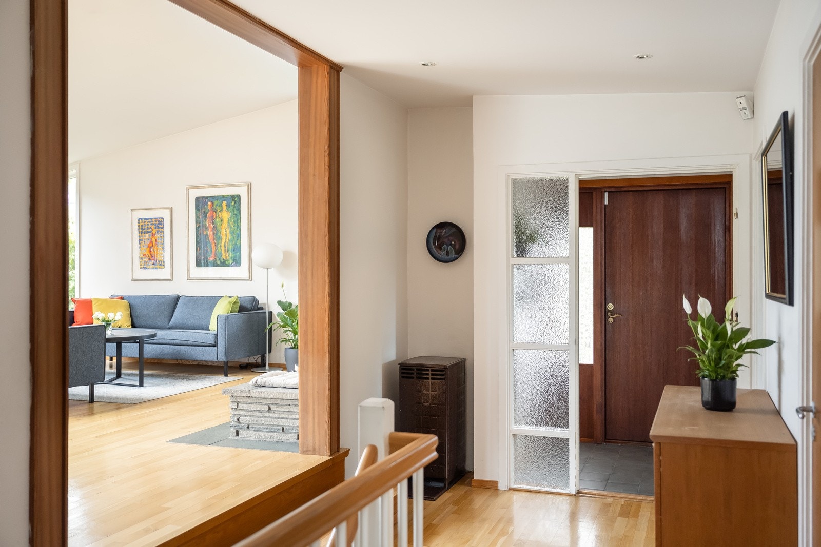 Fra gangen har man direkte adkomst til alle rom i første etasje. Galleribilde