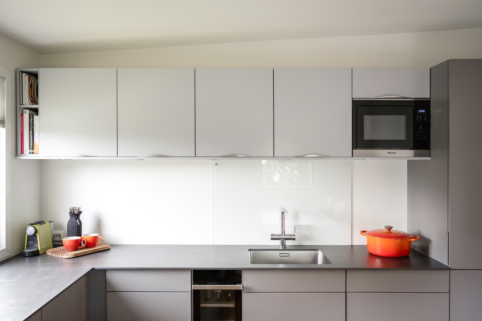 Kjøkkeninnredningen er utstyrt med integrerte hvitevarer som medfølger i handelen. Galleribilde