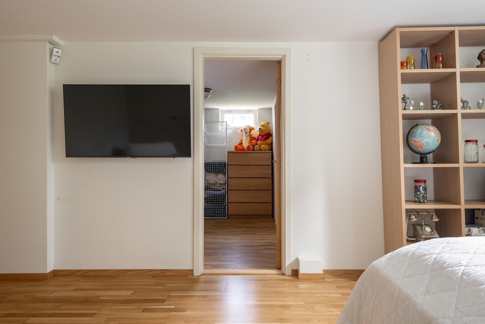 Rommet benyttes i dag som soverom/oppholdsrom. Rommet er ikke godkjent for varig opphold iht. byggemeldte tegninger. Galleribilde