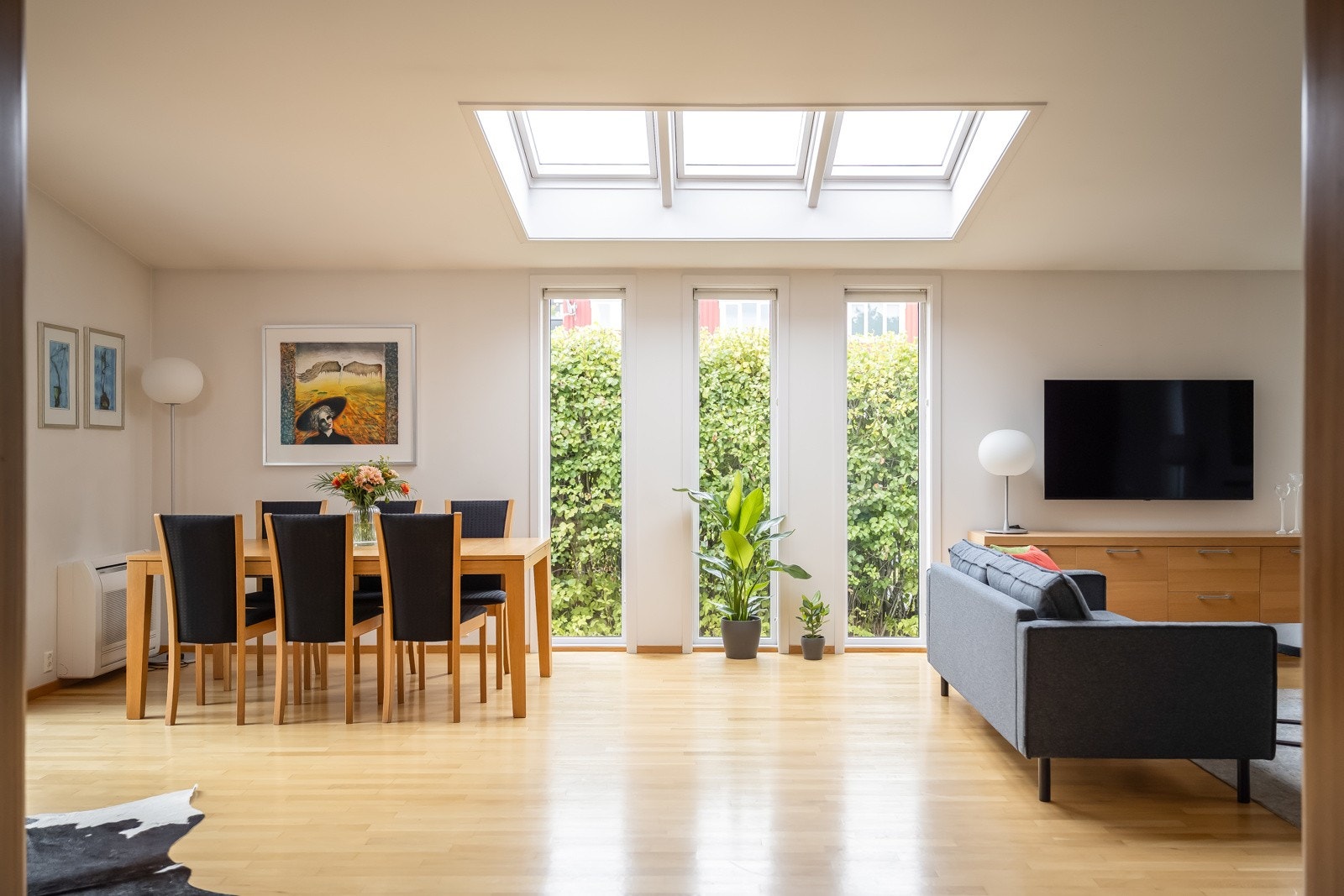 Store vindusflater og takvinduer tilfører stuen flott naturlig lys. Galleribilde