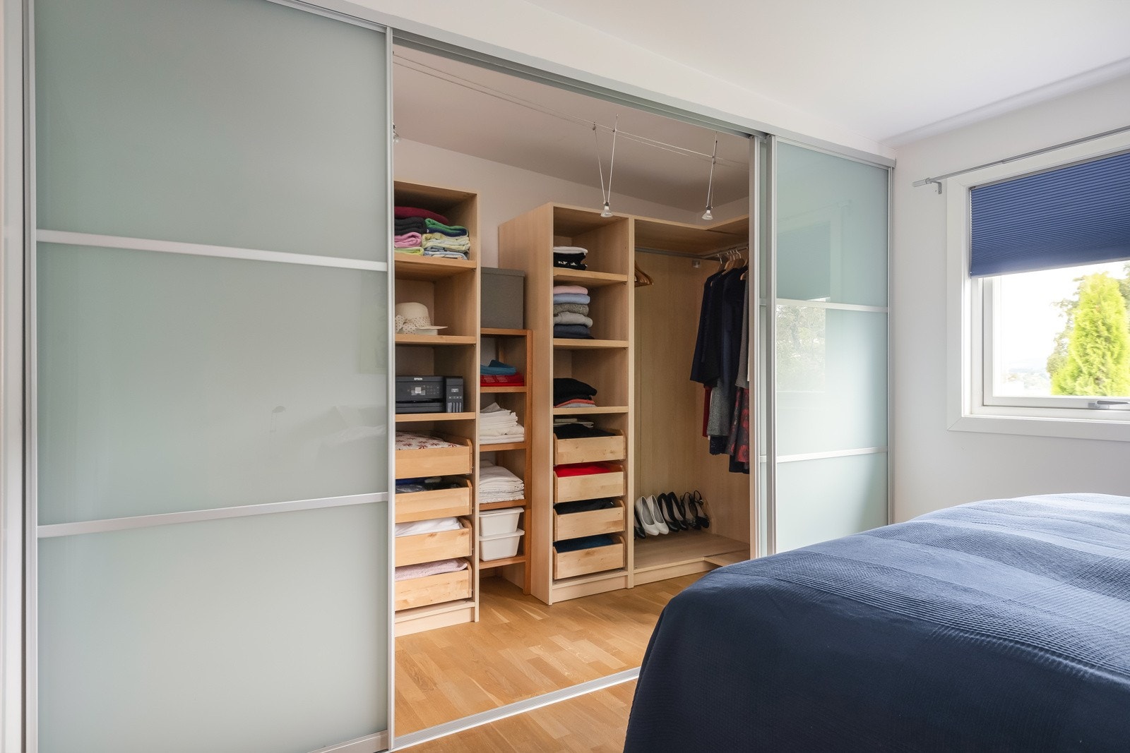 Rommet er innredet med en stor plassbygd skyvedørsgarderobe som sørger for rikelig med oppbevaringsplass. Galleribilde