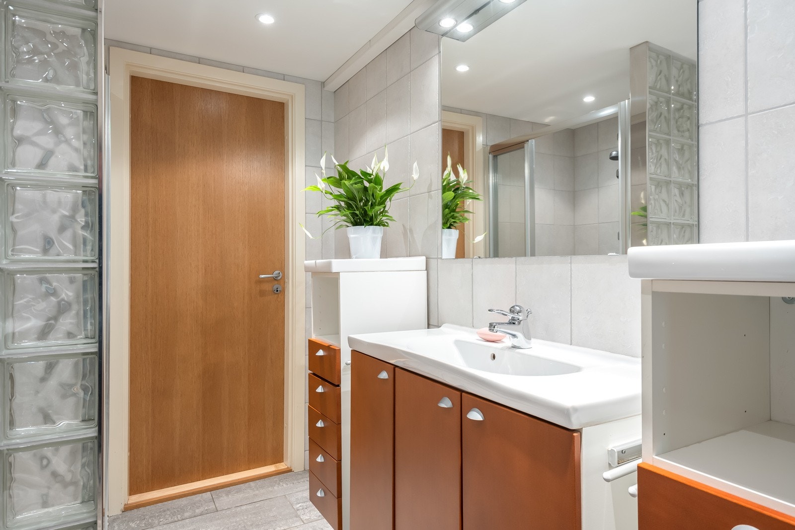 Fra badet kan man bevege seg ut i entréen i underetasjen ved garasjen. Galleribilde