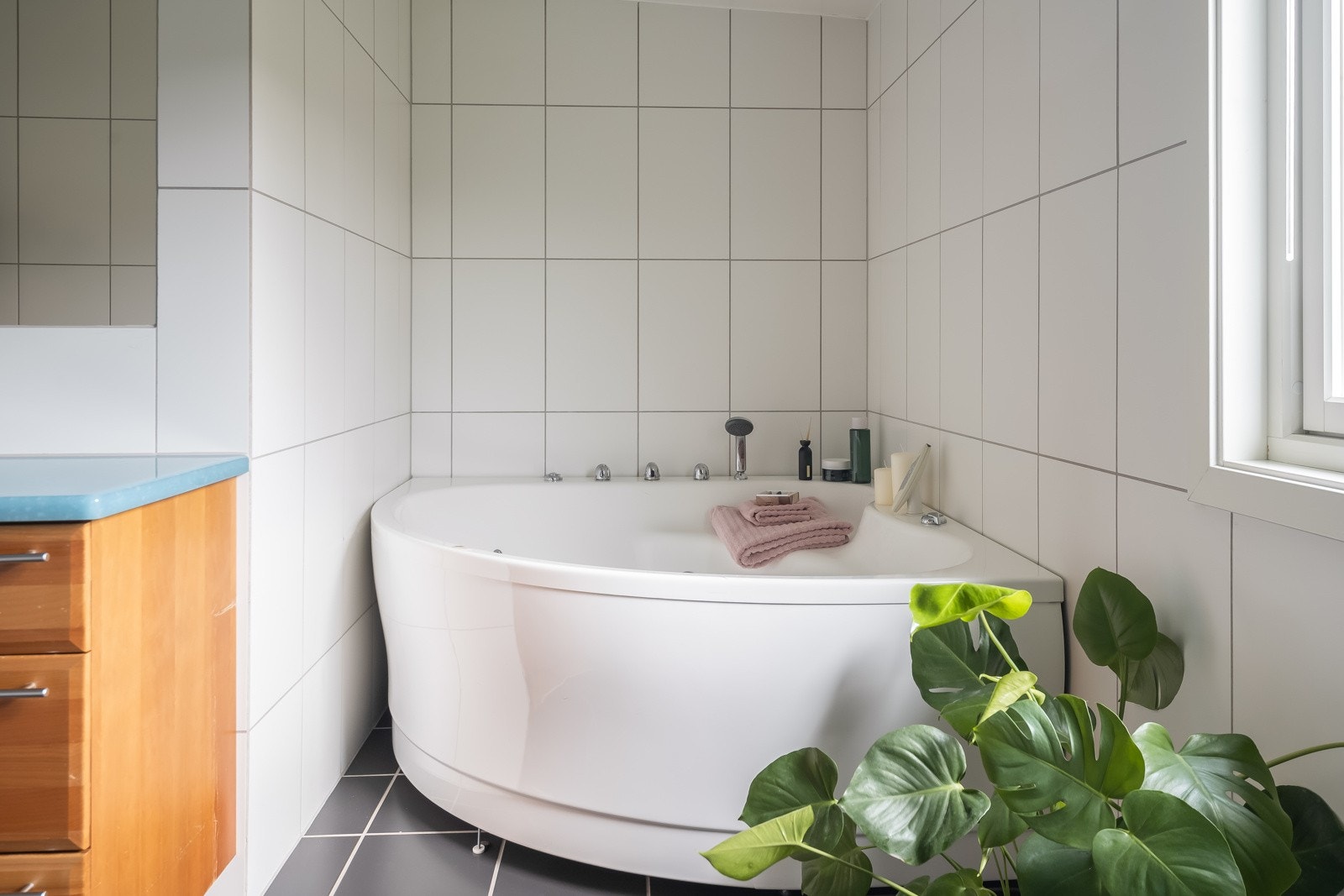 Badet er innredet med separat dusjkabinett og badekar. Galleribilde