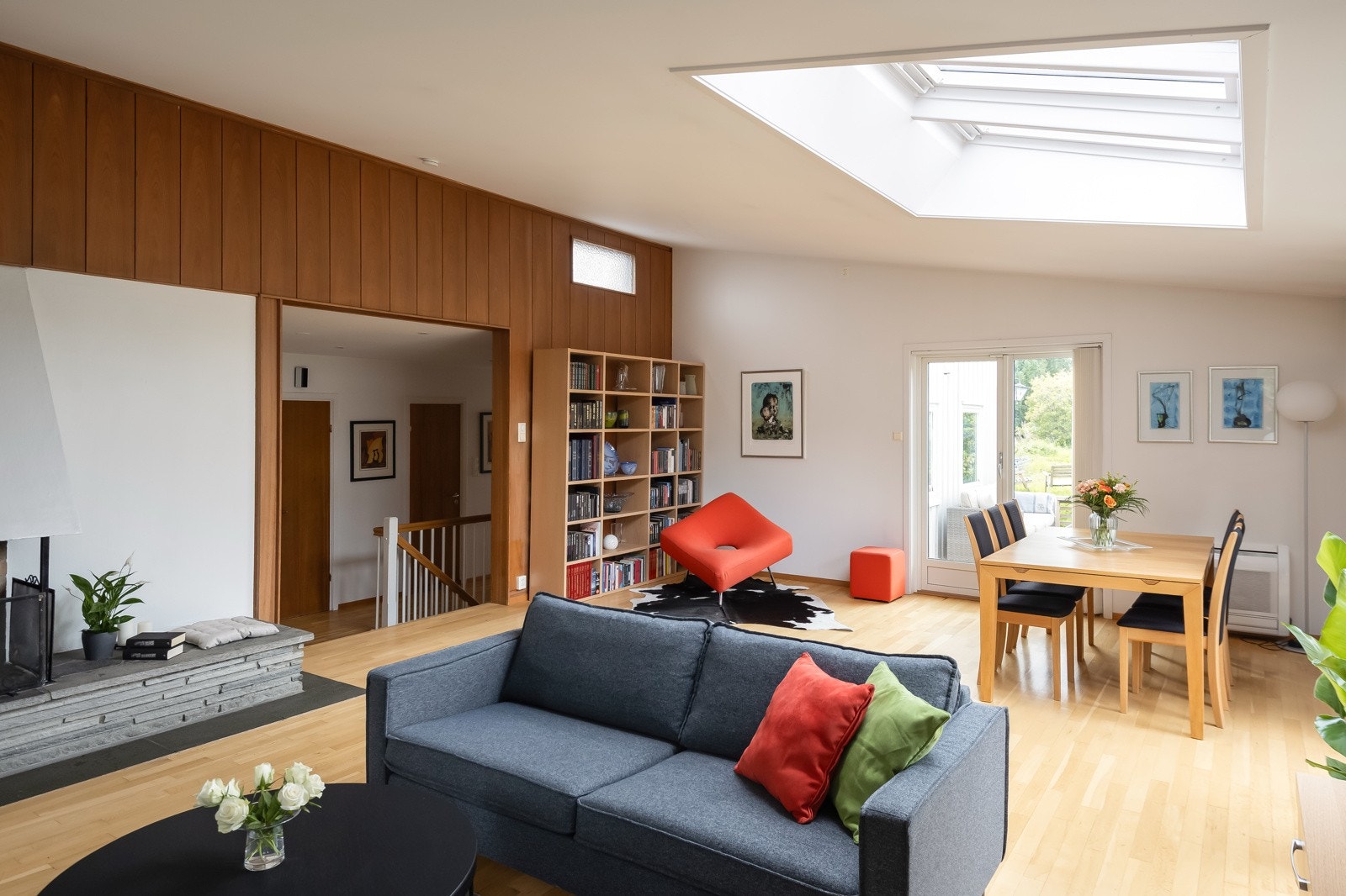 Stuen kan enkelt innredes i flere seksjoner med blant annet sofagruppe og egen spisegruppe. Galleribilde