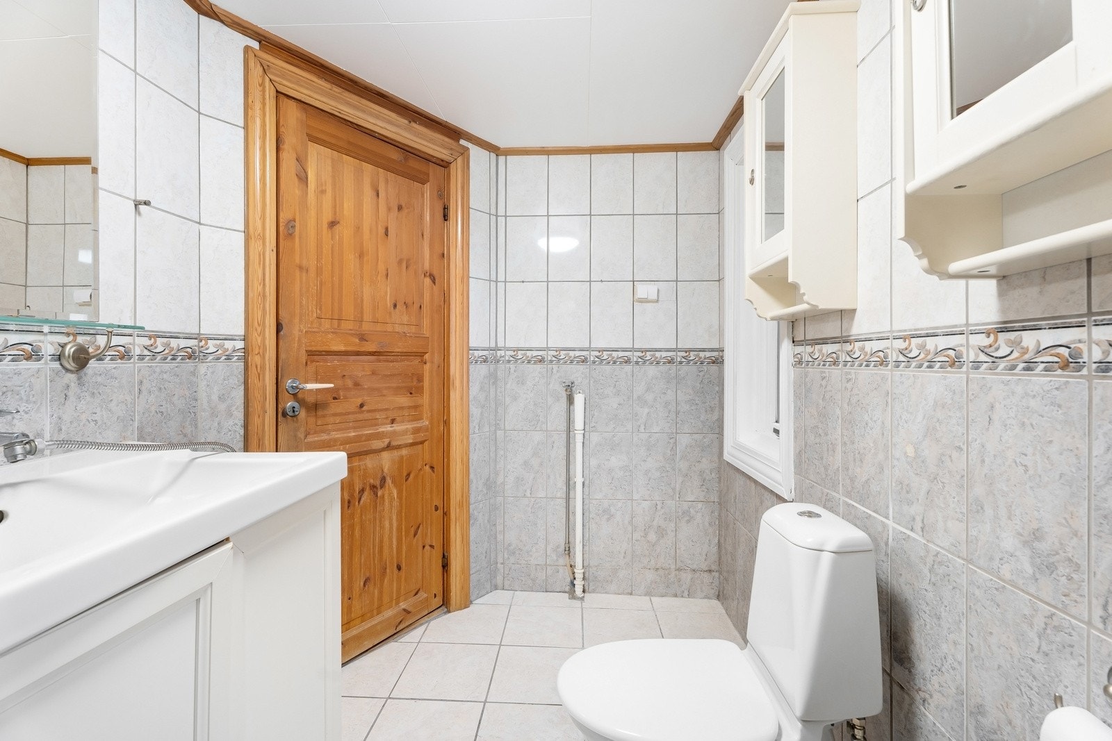 Bad innredet med dusj, servant og WC. Galleribilde